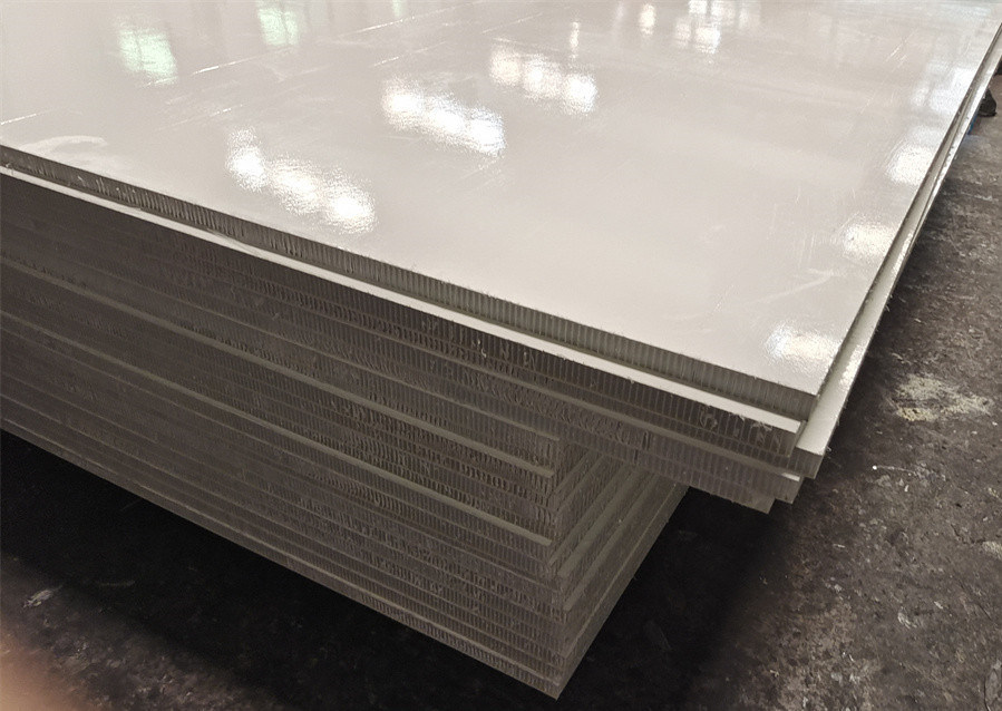 乾燥した貨物トラック/ヴァン/キャラバンのための光沢のある白いガラス繊維PPの蜜蜂の巣サンドイッチ パネル